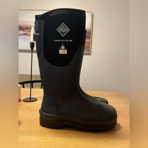 Size 8 Women’s Steel Toe Muck Boot